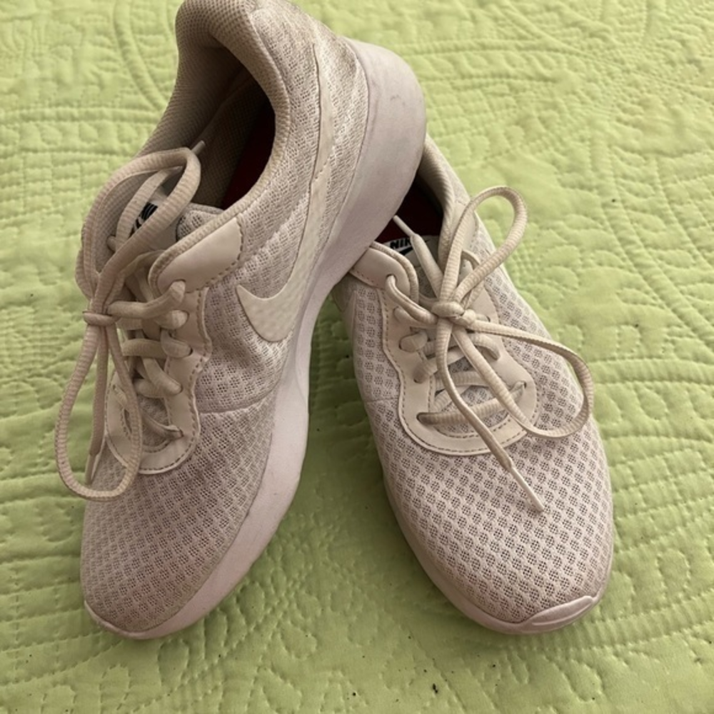 Nike white athletic shoes for women‎ sz 7.5
